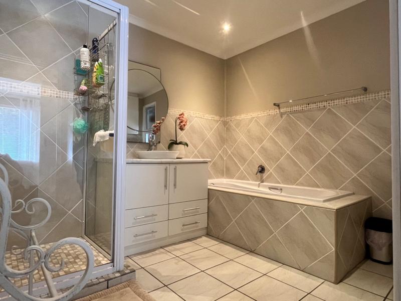 5 Bedroom Property for Sale in Outeniqua Strand Western Cape